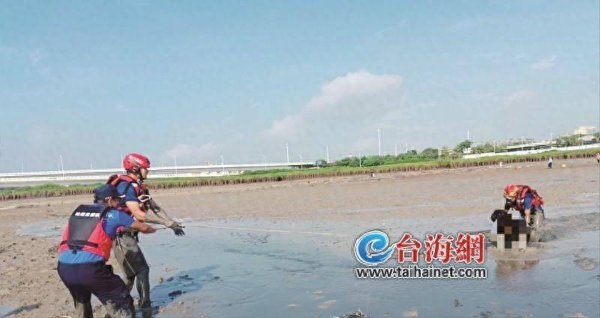 配资实盘平台 一女子厦门海边捡花蛤，陷入滩涂淤泥无法动弹